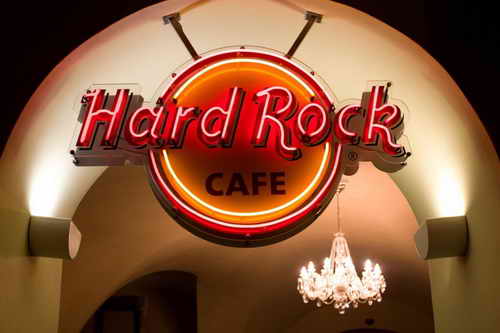 Nechte se obsloužit celebritou. (Hard Rock Cafe, středa 9. listopadu 2011)