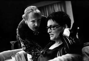 Milena Steinmasslová a Valérie Zawadská v představení Životu nebezpečné akty - v jednoaktovkce "Central Park West" od Woodyho Allena